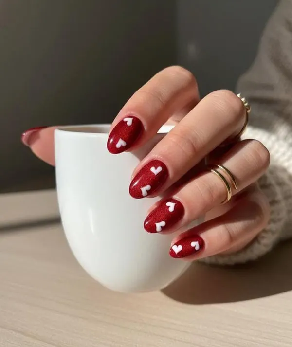 طرح ناخن ولنتاین 2026؛ مینیمال، قرمز یا کروم؟ کدوم امسال ترندتره؟ 35 Valentines Day nail design 31