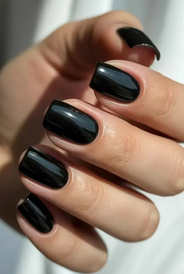 Black nail design 17