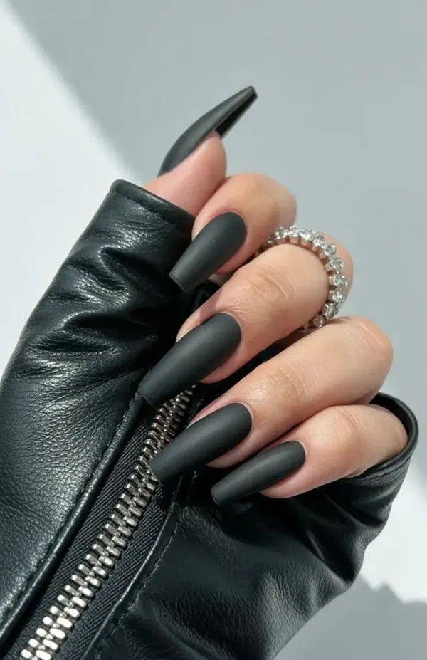 Black nail design 25