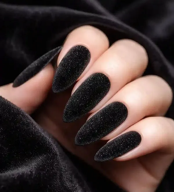 Black nail design 32