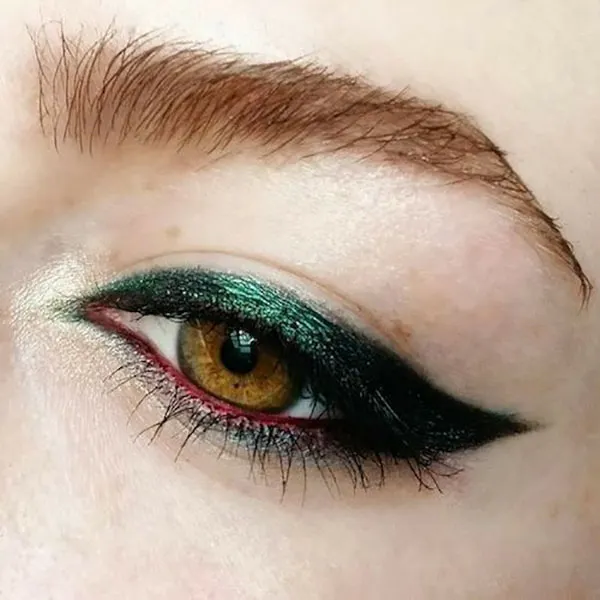 مدل خط چشم رنگی 2026؛ از آبی پینترستی تا سبز زیتونی شیک! 5 Colored eyeliner 1