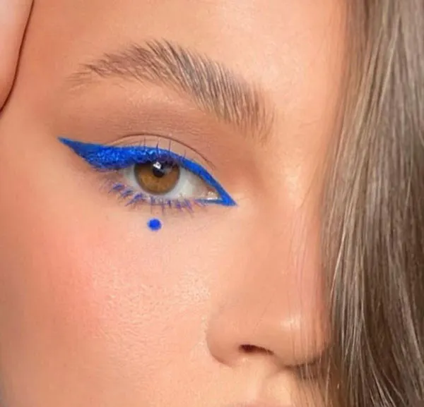 مدل خط چشم رنگی 2026؛ از آبی پینترستی تا سبز زیتونی شیک! 25 Colored eyeliner 21