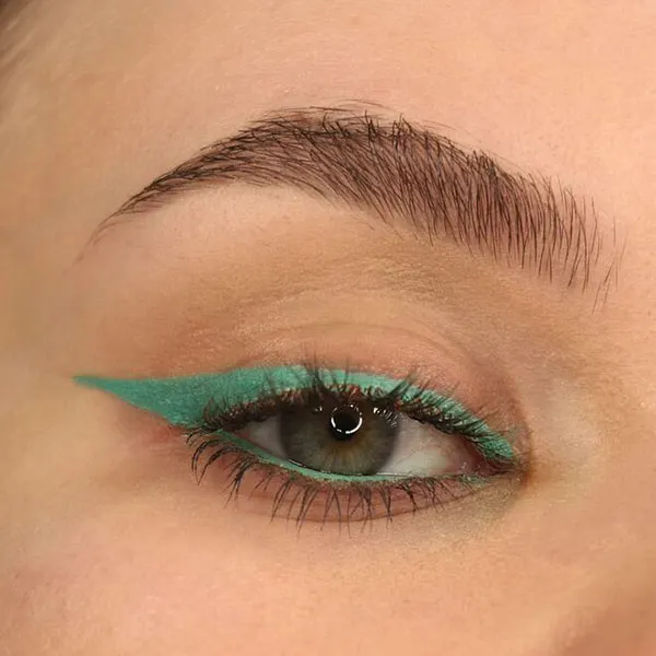 مدل خط چشم رنگی 2026؛ از آبی پینترستی تا سبز زیتونی شیک! 10 Colored eyeliner 29