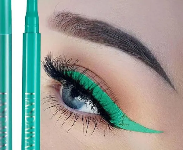 مدل خط چشم رنگی 2026؛ از آبی پینترستی تا سبز زیتونی شیک! 12 Colored eyeliner 5
