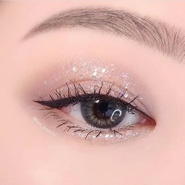 محبوب ترین مدل آرایش عروسکی چشم 1405؛ وقتی نگاهت کیوت میشود، نه مصنوعی! 6 Eye doll makeup 1