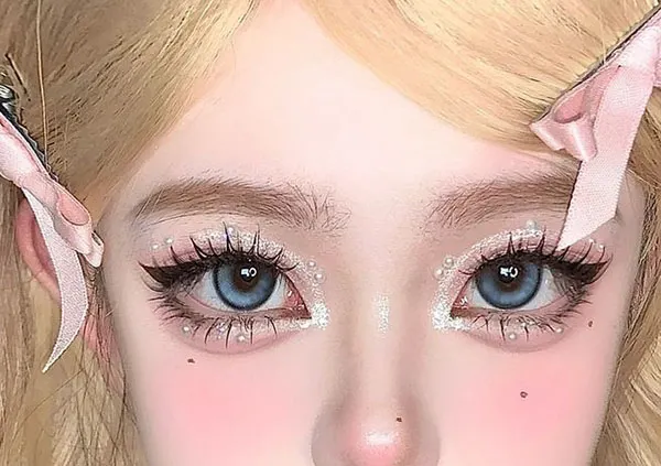 محبوب ترین مدل آرایش عروسکی چشم 1405؛ وقتی نگاهت کیوت میشود، نه مصنوعی! 30 Eye doll makeup 21