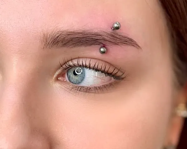 30 مدل پرسینگ ابرو خفن؛ تغییر کوچیکی که صورت رو خاصتر میکنه! 15 Eyebrow piercing 10
