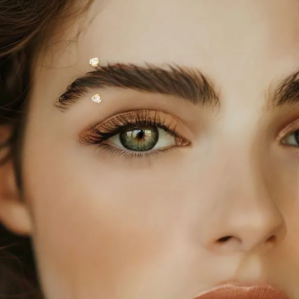 30 مدل پرسینگ ابرو خفن؛ تغییر کوچیکی که صورت رو خاصتر میکنه! 13 Eyebrow piercing 12