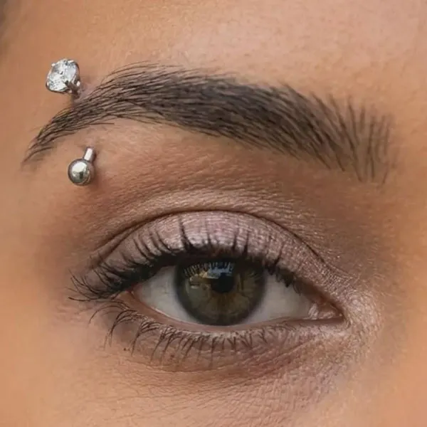 30 مدل پرسینگ ابرو خفن؛ تغییر کوچیکی که صورت رو خاصتر میکنه! 17 Eyebrow piercing 14