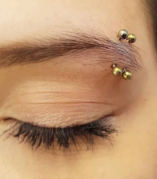 30 مدل پرسینگ ابرو خفن؛ تغییر کوچیکی که صورت رو خاصتر میکنه! 19 Eyebrow piercing 16