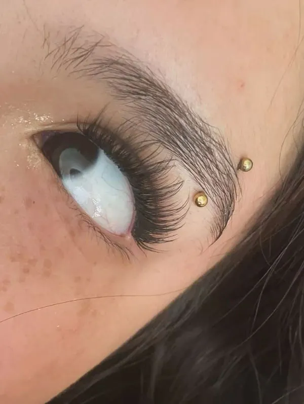 30 مدل پرسینگ ابرو خفن؛ تغییر کوچیکی که صورت رو خاصتر میکنه! 22 Eyebrow piercing 19
