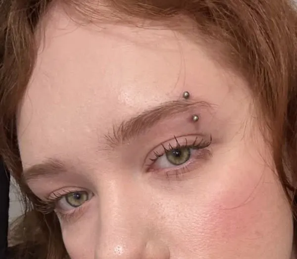 30 مدل پرسینگ ابرو خفن؛ تغییر کوچیکی که صورت رو خاصتر میکنه! 23 Eyebrow piercing 20