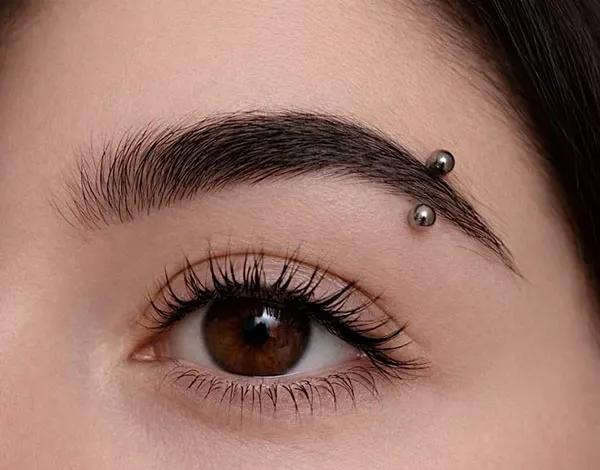 30 مدل پرسینگ ابرو خفن؛ تغییر کوچیکی که صورت رو خاصتر میکنه! 25 Eyebrow piercing 21