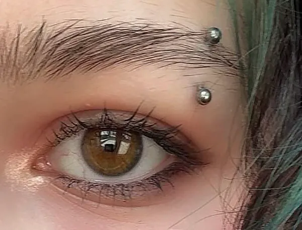 30 مدل پرسینگ ابرو خفن؛ تغییر کوچیکی که صورت رو خاصتر میکنه! 24 Eyebrow piercing 23
