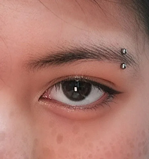 30 مدل پرسینگ ابرو خفن؛ تغییر کوچیکی که صورت رو خاصتر میکنه! 28 Eyebrow piercing 24