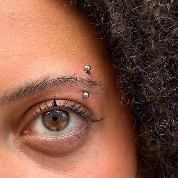 30 مدل پرسینگ ابرو خفن؛ تغییر کوچیکی که صورت رو خاصتر میکنه! 31 Eyebrow piercing 27
