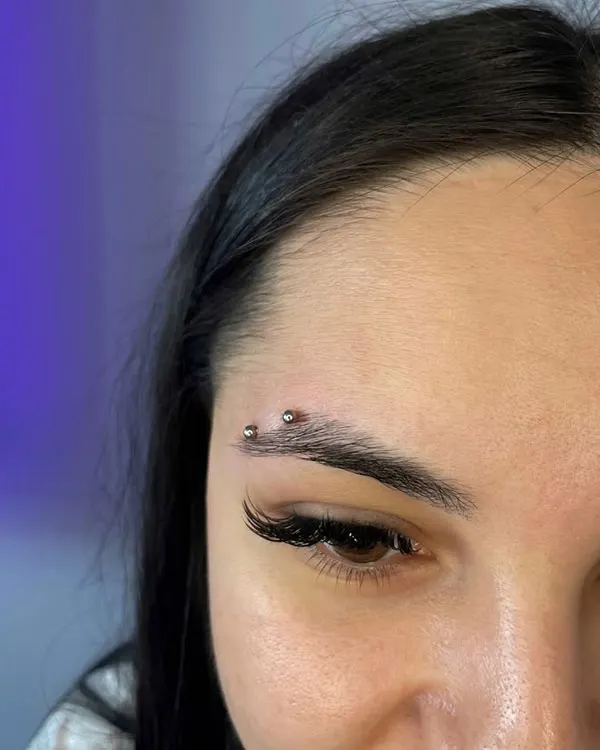 30 مدل پرسینگ ابرو خفن؛ تغییر کوچیکی که صورت رو خاصتر میکنه! 8 Eyebrow piercing 4