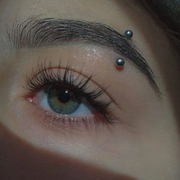 30 مدل پرسینگ ابرو خفن؛ تغییر کوچیکی که صورت رو خاصتر میکنه! 9 Eyebrow piercing 5