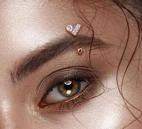 30 مدل پرسینگ ابرو خفن؛ تغییر کوچیکی که صورت رو خاصتر میکنه! 10 Eyebrow piercing 7