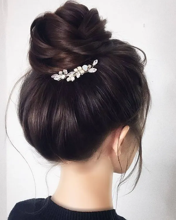 Girls chignon model for wedding 18