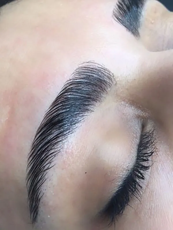 32 مدل کاشت ابرو طبیعی؛ انتخاب دخترهایی که از مداد ابرو خسته شدهاند! 20 Natural eyebrow implantation 16