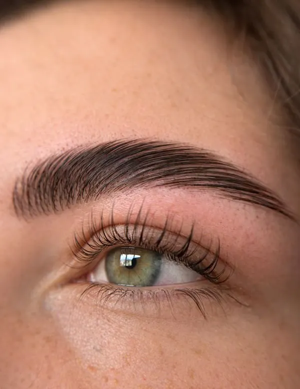 32 مدل کاشت ابرو طبیعی؛ انتخاب دخترهایی که از مداد ابرو خسته شدهاند! 27 Natural eyebrow implantation 23