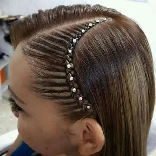 New hair weave model in front of the head 1