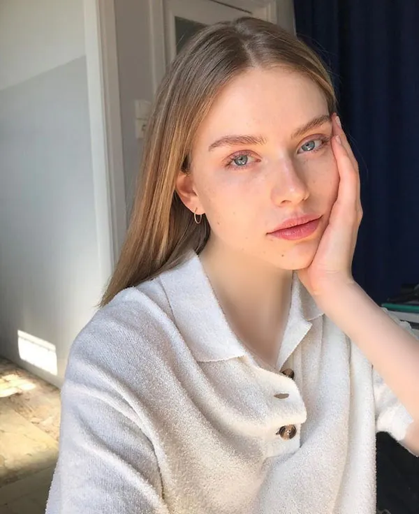 زیباترین دختر جهان بدون آرایش 2026 | ساده، واقعی، خیرهکننده + عکس ها 4 The most beautiful girl in the world without makeup 1