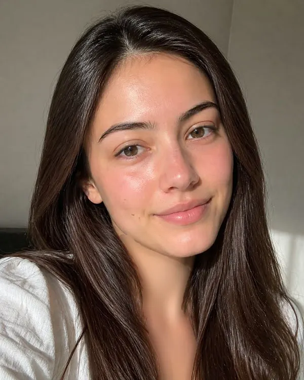 زیباترین دختر جهان بدون آرایش 2026 | ساده، واقعی، خیرهکننده + عکس ها 16 The most beautiful girl in the world without makeup 12
