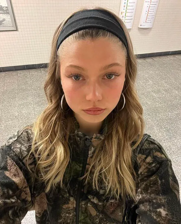 زیباترین دختر جهان بدون آرایش 2026 | ساده، واقعی، خیرهکننده + عکس ها 18 The most beautiful girl in the world without makeup 15