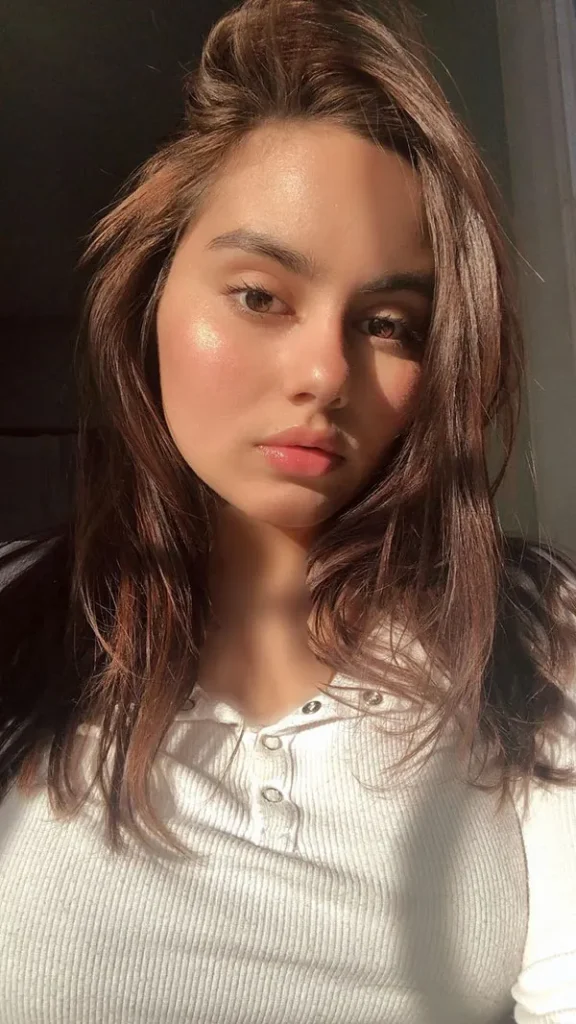 زیباترین دختر جهان بدون آرایش 2026 | ساده، واقعی، خیرهکننده + عکس ها 20 The most beautiful girl in the world without makeup 17