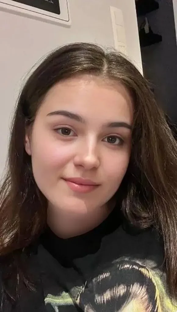 زیباترین دختر جهان بدون آرایش 2026 | ساده، واقعی، خیرهکننده + عکس ها 8 The most beautiful girl in the world without makeup 5