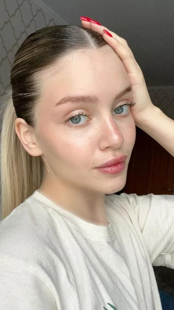 زیباترین دختر جهان بدون آرایش 2026 | ساده، واقعی، خیرهکننده + عکس ها 10 The most beautiful girl in the world without makeup 7