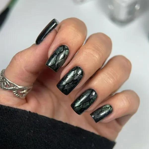 طرح ناخن دارک دخترانه؛ 30 مدل شیک که امسال همه عاشقشان شدهاند! 4 Dark nail design 2