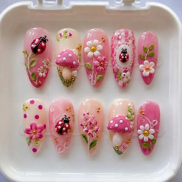 32 طرح گل روی ناخن؛ از بابونه مینیمال تا شکوفههای کرهای! 19 Floral nail art design 15