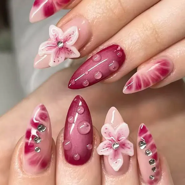 32 طرح گل روی ناخن؛ از بابونه مینیمال تا شکوفههای کرهای! 20 Floral nail art design 17
