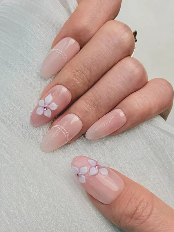 32 طرح گل روی ناخن؛ از بابونه مینیمال تا شکوفههای کرهای! 6 Floral nail art design 2
