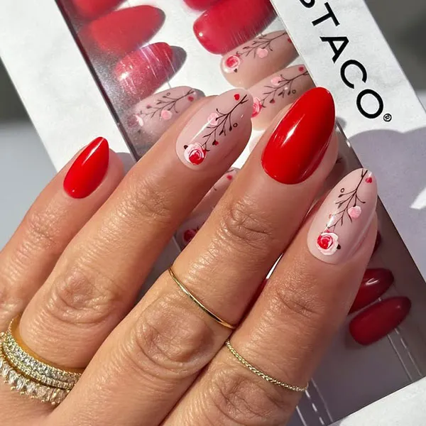 32 طرح گل روی ناخن؛ از بابونه مینیمال تا شکوفههای کرهای! 27 Floral nail art design 22