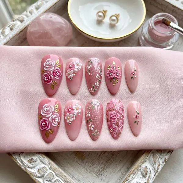 32 طرح گل روی ناخن؛ از بابونه مینیمال تا شکوفههای کرهای! 9 Floral nail art design 31