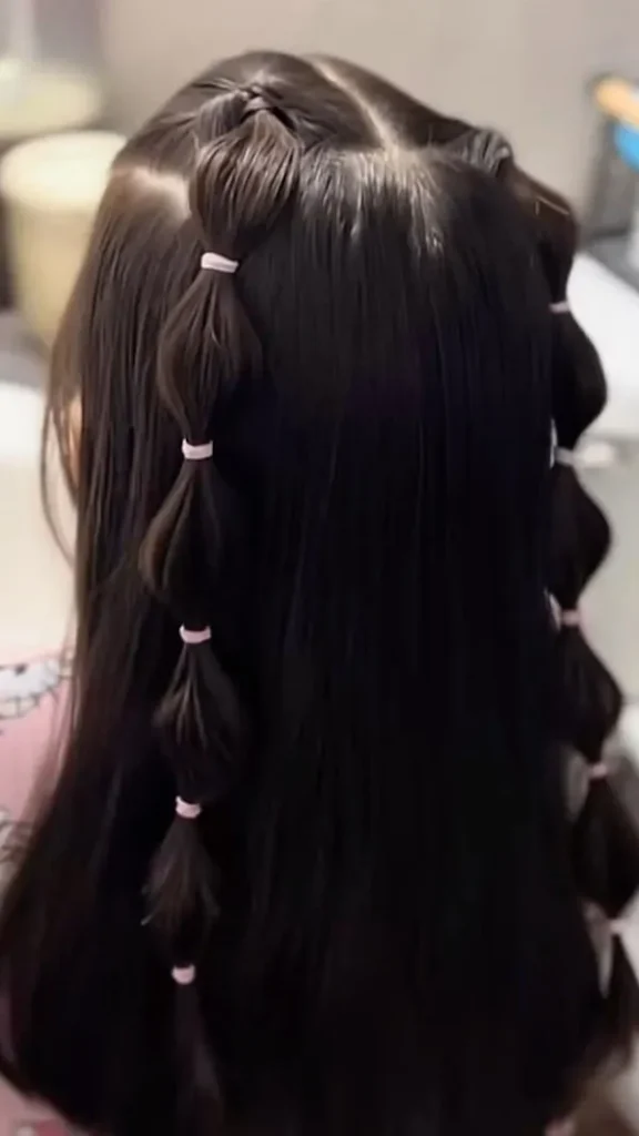 32 مدل مو با کش چهل گیس دخترانه؛ این مدلهای خاص را در کمتر از ۱۰ دقیقه بساز! 9 Hairstyle for girls using small elastic hair ties 6