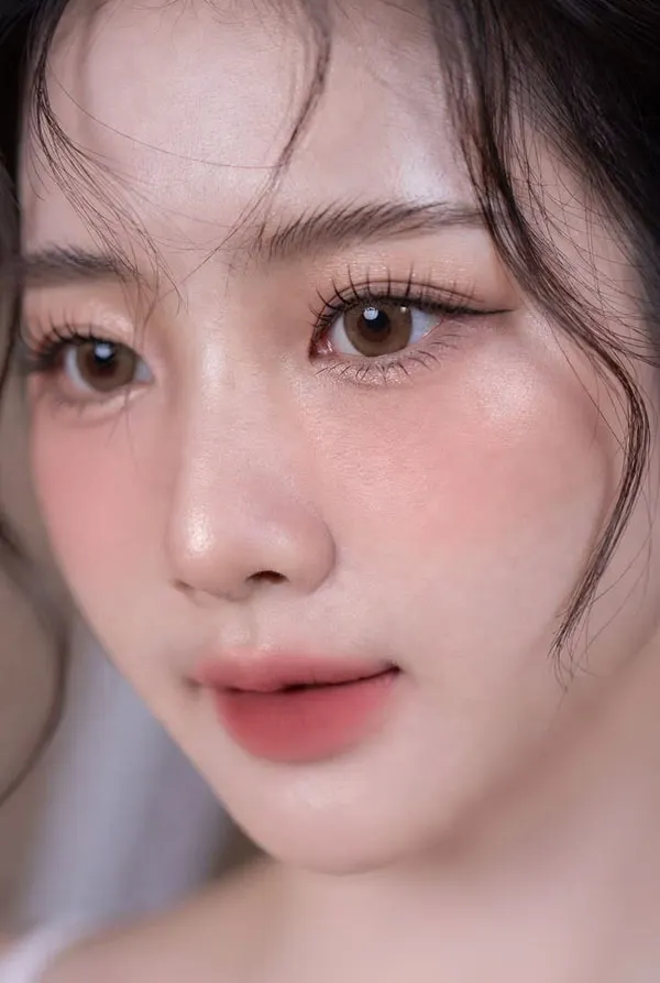 Korean style makeup look 16