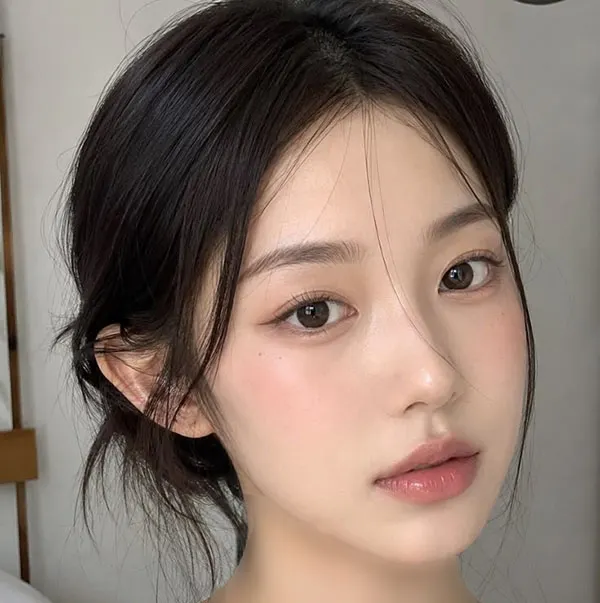 Korean style makeup look 20