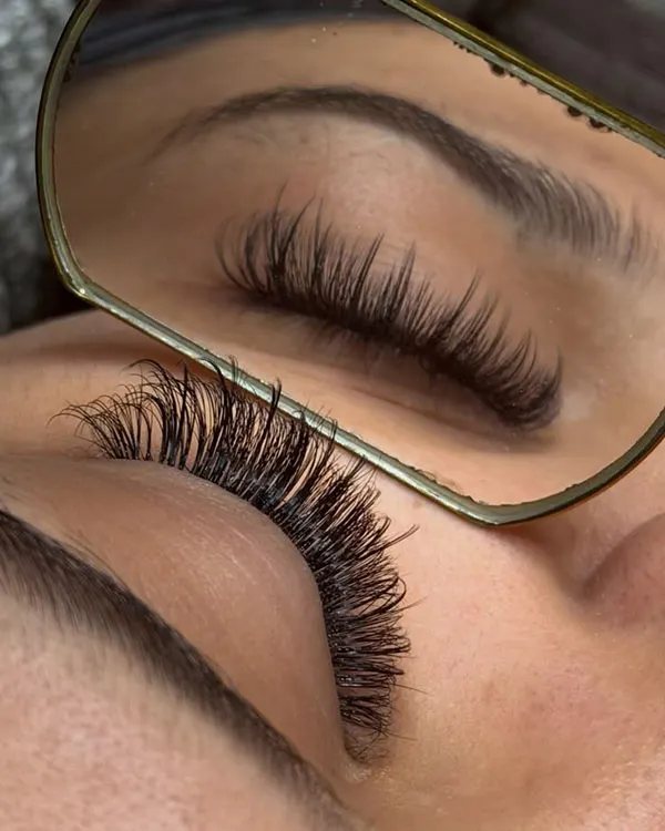 Mega Volume Eyelashes 4