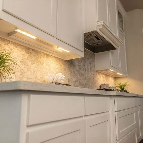 32 ایده لاین نوری زیر کابینت که ظاهر آشپزخانه را متحول میکند! 15 Under cabinet linear light 12