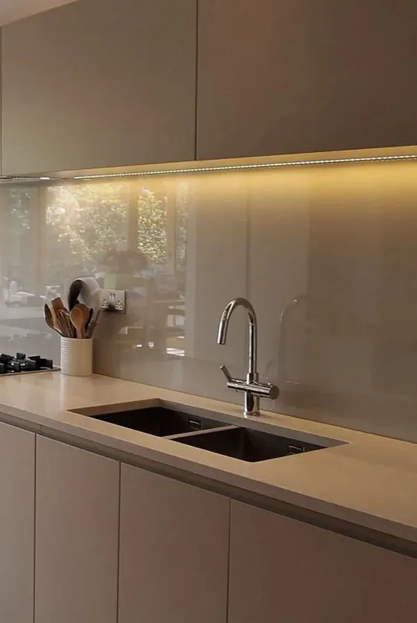 32 ایده لاین نوری زیر کابینت که ظاهر آشپزخانه را متحول میکند! 9 Under cabinet linear light 5