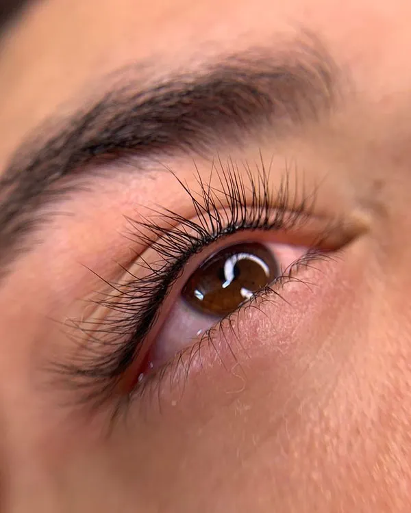 31 مدل بن مژه دنباله دار؛ ترندی که چشمها را بدون خط چشم کشیدهتر نشان میدهد! 12 Winged lash line enhancement 9
