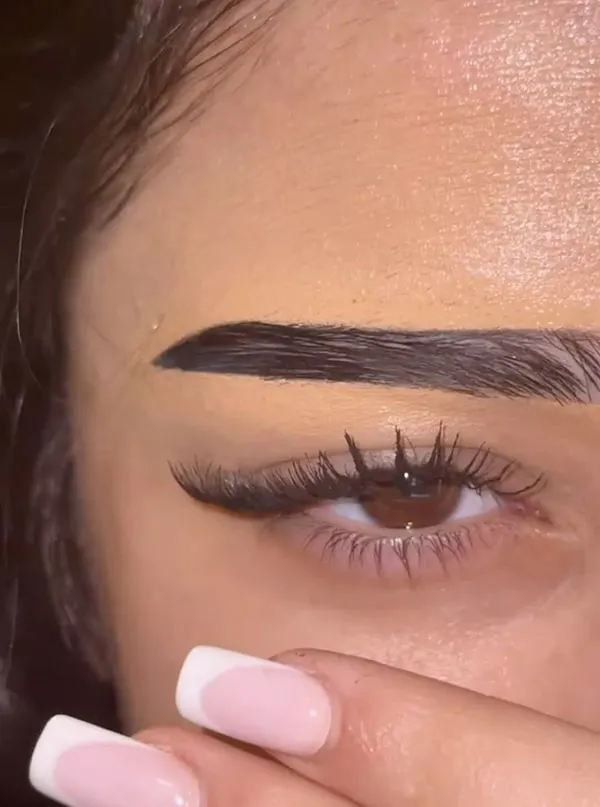 Chic feminine eyebrows 14