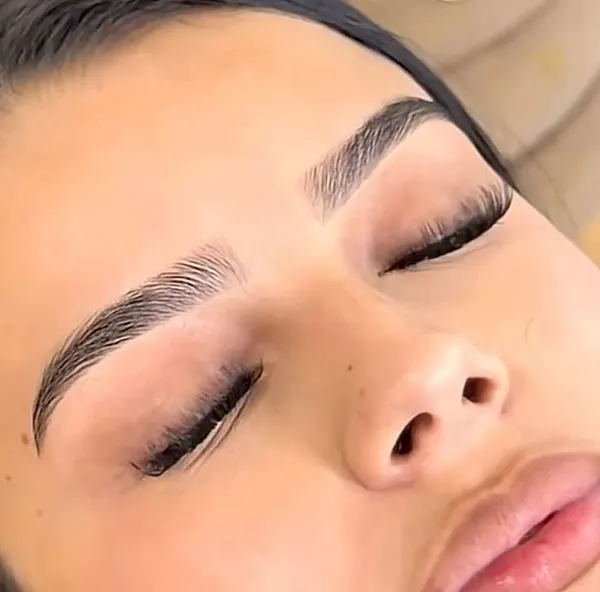 Chic feminine eyebrows 24