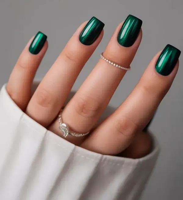34 ایده کاشت ناخن کروم دخترانه؛ وقتی دستت زیر نور، خودش میدرخشه! 11 Chrome nail extensions 10