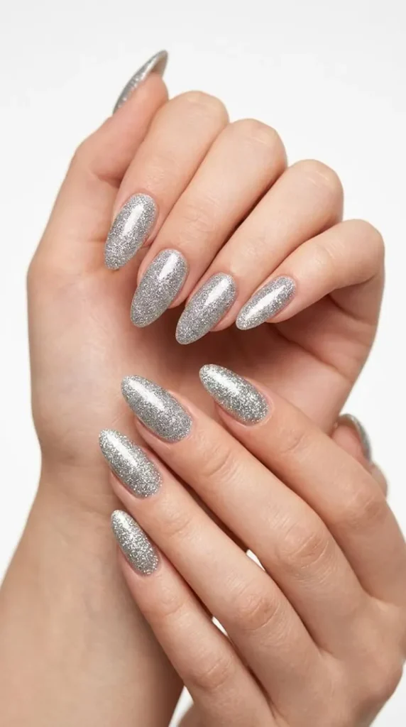 34 ایده کاشت ناخن کروم دخترانه؛ وقتی دستت زیر نور، خودش میدرخشه! 17 Chrome nail extensions 14